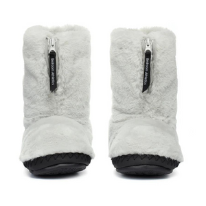 Bedroom Athletics Monroe faux fur slipper with hard sole, light grey, front view
